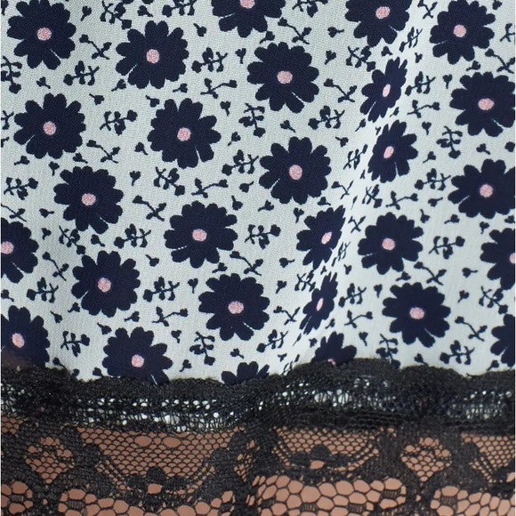 Lush lace trim floral print shorts - Picture 3 of 8